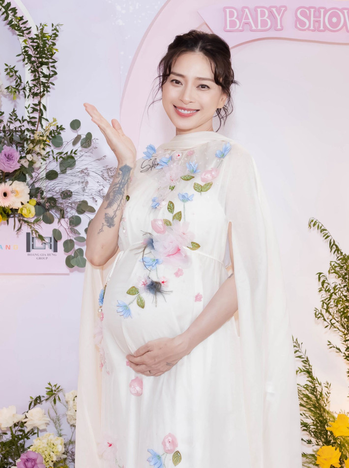 Nữ diễn viên dọn đồ dùng cá nhân son phấn để có chỗ cho đồ cá nhân của con trong phòng tắm. Ảnh: FB Ngô Thanh Vân.