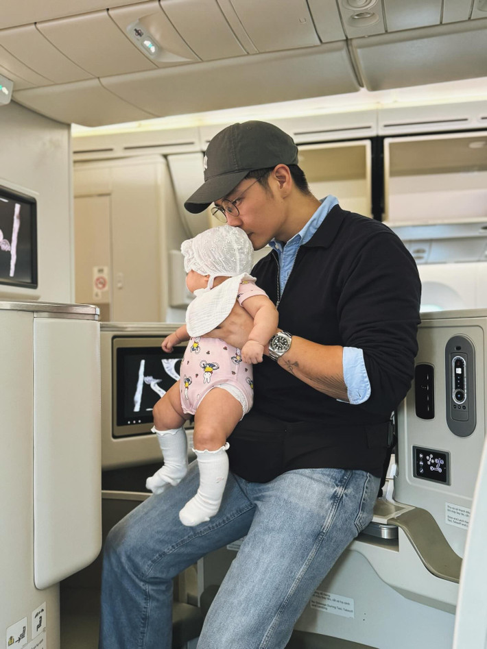 Huy Trần khéo léo chăm con, từ thay tã, pha sữa, ru con ngủ đến những lúc thức khuya trông con cùng vợ.