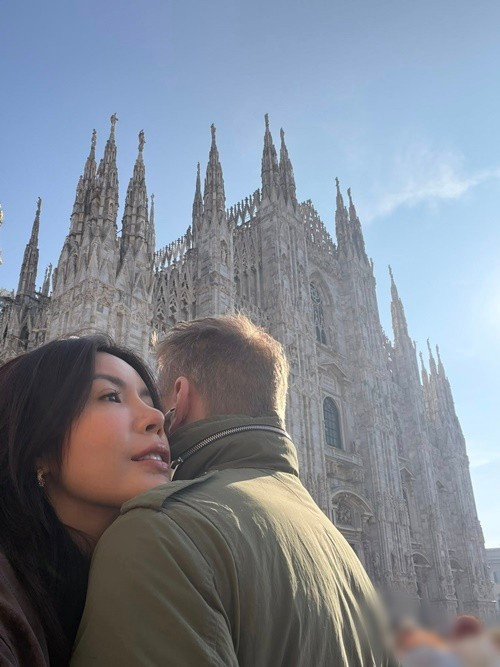 Trong năm 2025, liên tục gặp vấn đề về sức khỏe, Minh Tú luôn có Cris là hậu phương vững chắc. "Có phước vì những lúc mệt mỏi luôn có bờ vai để mình tựa vào", nữ người mẫu trải lòng.