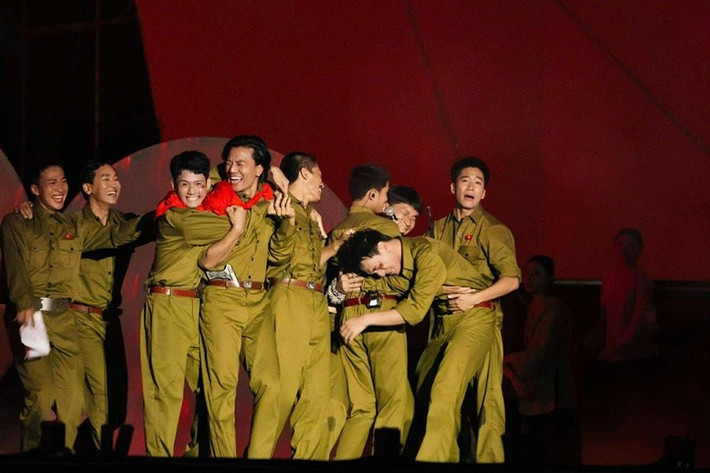 Đình Khang cùng nhiều diễn viên khác của phim Mưa đỏ tham gia nhiều chương trình trong những ngày qua.