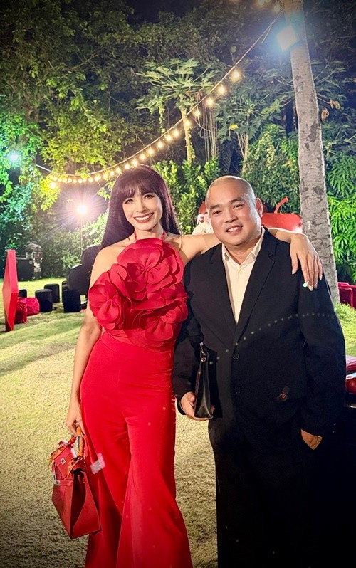 Minh Khang luôn ủng hộ vợ trong công việc. Anh từng đưa cả gia đình ra rạp xem phim để cổ vũ Thúy Hạnh khi cô xuất hiện trong một phân đoạn của bộ phim “Cải mả”.