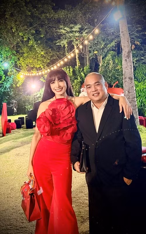 Minh Khang luôn ủng hộ vợ trong công việc. Anh từng đưa cả gia đình ra rạp xem phim để cổ vũ Thúy Hạnh khi cô xuất hiện trong một phân đoạn của bộ phim “Cải mả”.