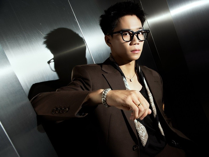 Tấn của Mưa đỏ theo đuổi phong cách thời trang nam tính, lịch lãm. Ảnh: FB Gia Huy.