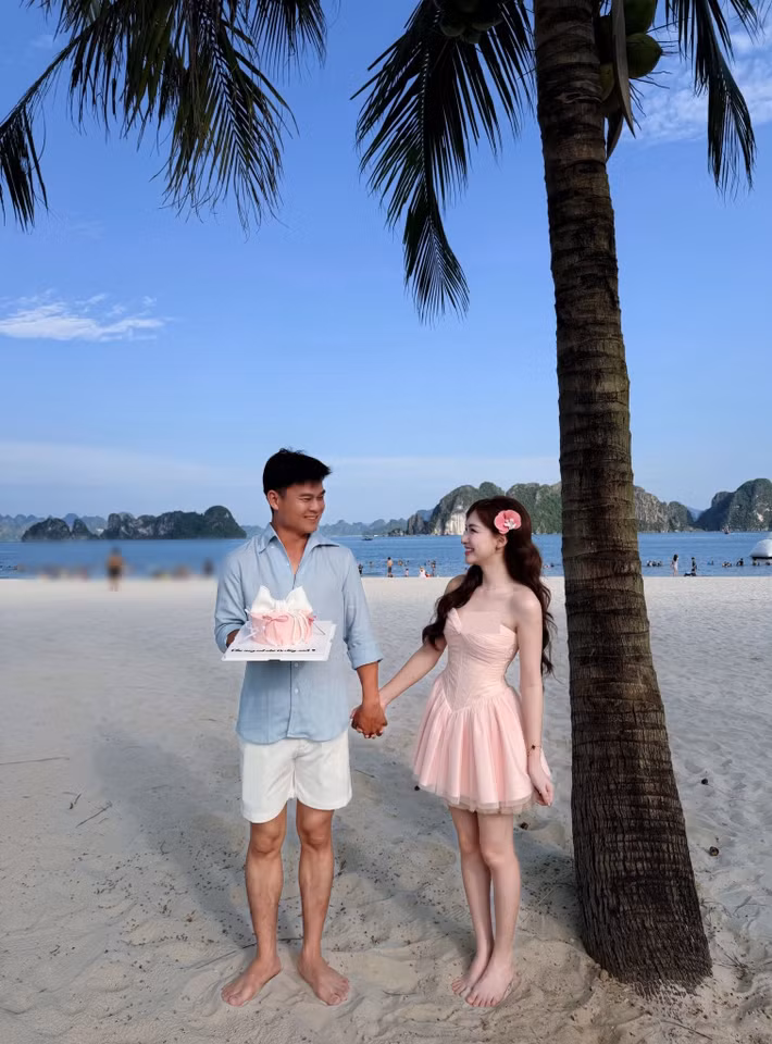 Buổi sinh nhật của Hòa Minzy diễn ra trong không gian yên bình bên bờ biển.