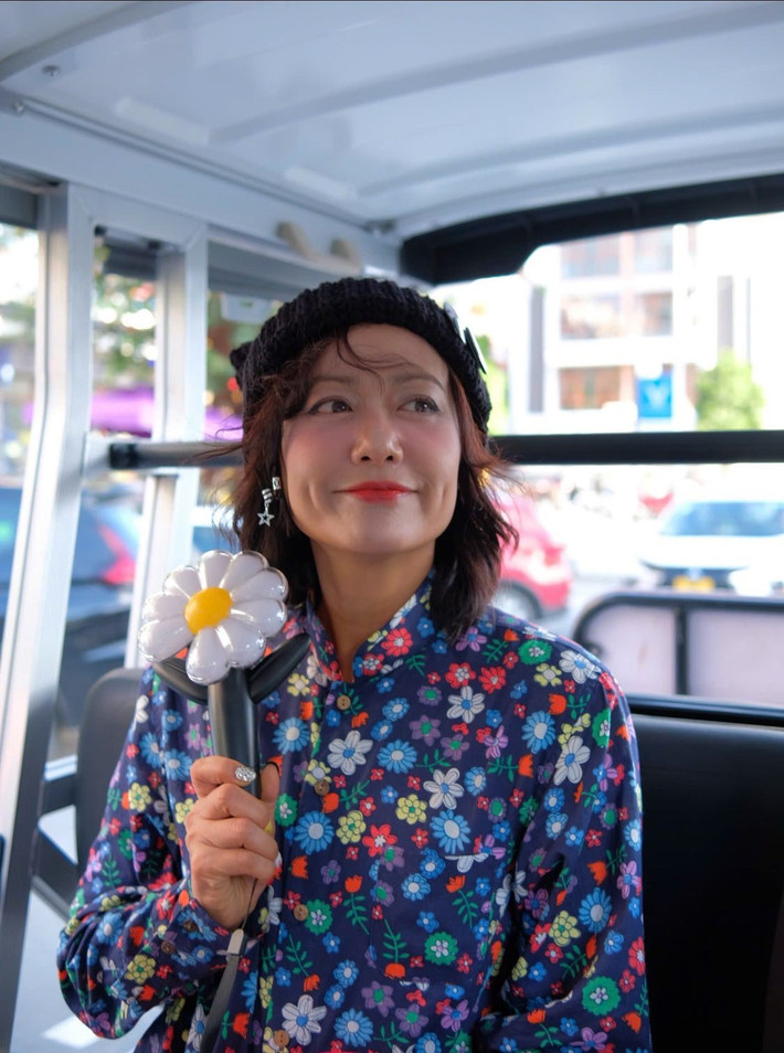 Diễn viên Hồng Ánh cũng dự concert G-Dragon. Cô chia sẻ trên trang cá nhân: "49 tuổi lần đầu đu concert! Mới biết bạn ấy ngày 15/12/2024 khi lần đầu nghe ca khúc Power tại MAMA - Tokyo. Ai có hỏi thời tiết hôm nay sao thì đại loại là có em ở đâu thì nắng đẹp tới đó. Anh cứ lo diễn, nắng mưa để em lo". Ảnh: FB Hồng Ánh.