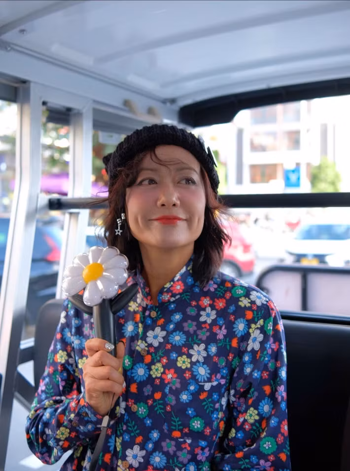 Diễn viên Hồng Ánh cũng dự concert G-Dragon. Cô chia sẻ trên trang cá nhân: "49 tuổi lần đầu đu concert! Mới biết bạn ấy ngày 15/12/2024 khi lần đầu nghe ca khúc Power tại MAMA - Tokyo. Ai có hỏi thời tiết hôm nay sao thì đại loại là có em ở đâu thì nắng đẹp tới đó. Anh cứ lo diễn, nắng mưa để em lo". Ảnh: FB Hồng Ánh.