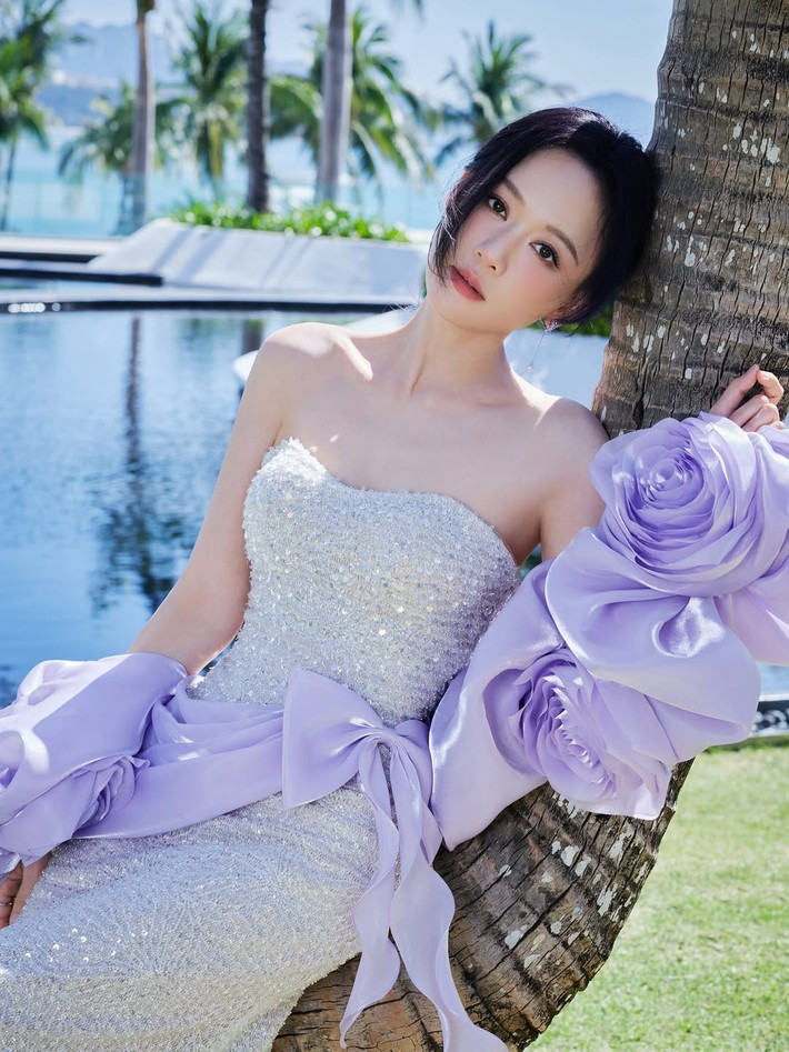 Dù là khi nhìn xa xăm hay mỉm cười nhẹ, 'nữ hoàng phim thần tượng’ một thời đều làm chủ khung hình một cách rất cuốn hút.