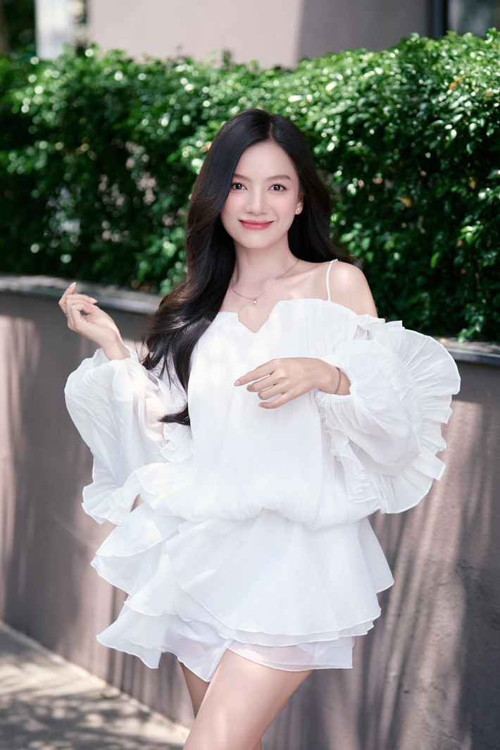 Người đẹp sinh năm 1995 chia sẻ trên Vietnamnet, cô luôn duy trì thói quen tập thể dục, spa, chăm sóc da và tóc. Ảnh: FB Lê Hạ Anh.