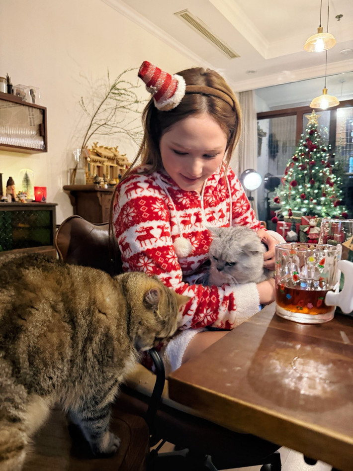 Xoài Non diện trang phục đậm chất Giáng sinh. Ảnh: FB Jun Phạm.