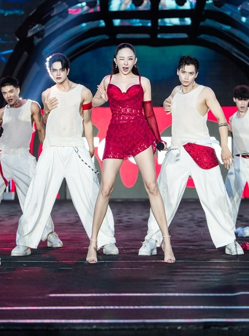 Trên trang cá nhân, nữ ca sĩ sinh năm 1989 tung loạt ảnh biểu diễn đầy năng lượng ở nhạc hội. Ảnh: FB Tóc Tiên.