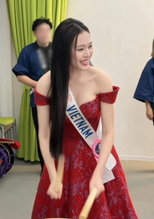 Nhiều khán giả khen ngợi Kiều Duy giữ phong thái tự tin, giao tiếp tiếng Anh tốt. Ảnh: FB Kiều Duy.