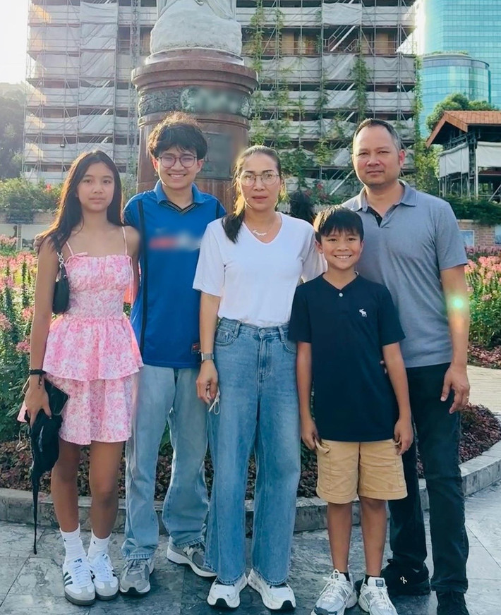 Nhìn Thomas Tâm Nguyễn lo lắng cho gia đình quá nhiều, ngày càng già đi, Hồng Ngọc xúc động.