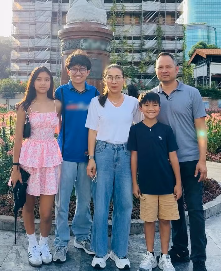 Nhìn Thomas Tâm Nguyễn lo lắng cho gia đình quá nhiều, ngày càng già đi, Hồng Ngọc xúc động.