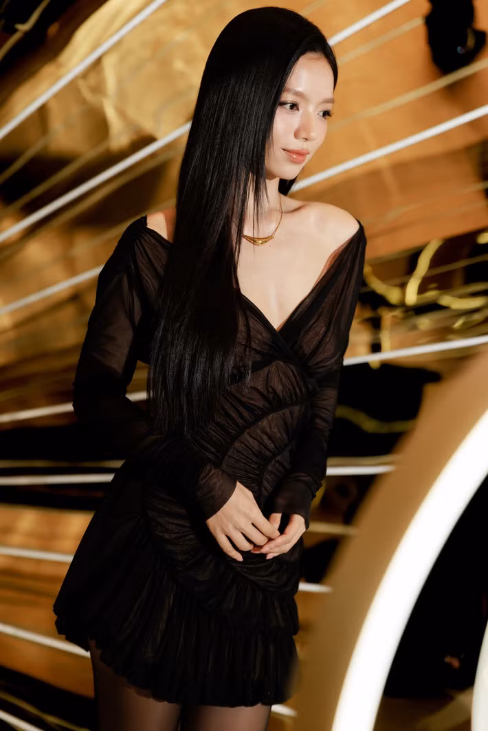 Trang phục gợi cảm vừa đủ tôn nét nữ tính. sự thanh lịch của nữ diễn viên 9x.