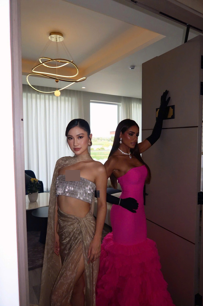 Trên trang cá nhân, Hoa hậu Phương Linh đăng tải loạt ảnh bên Gabriela Borges (phải). Phương Linh diện áo croptop cùng chân váy xẻ tà cao. Gabriela diện váy cúp ngực màu hồng nổi bật, ôm sát cơ thể với phần chân váy có bèo nhún.