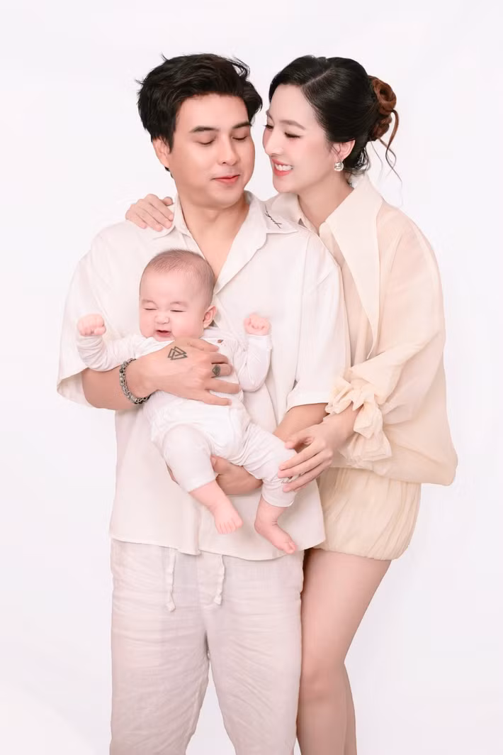 Hồ Quang Hiếu - Tuệ Như được gia đình hai bên hỗ trợ chăm sóc quý tử. Ảnh: FB Tuệ Như.