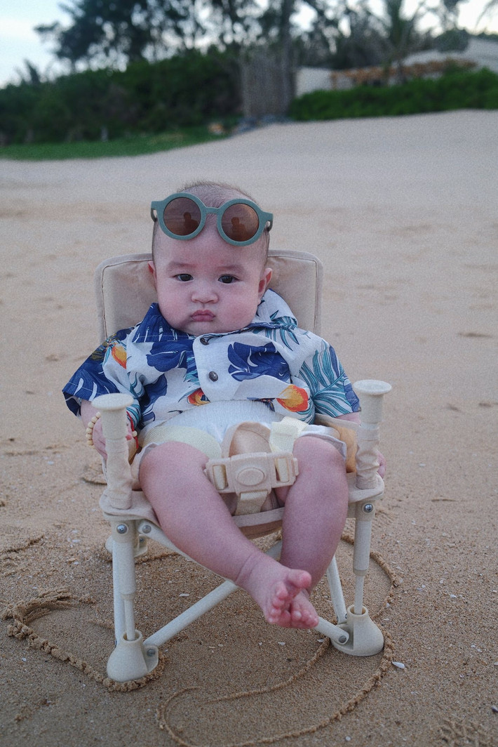 Biểu cảm hài hước của con trai Hồ Quang Hiếu khi đi biển. Ảnh: FB Tuệ Như.