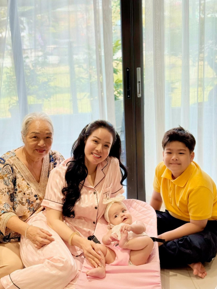 Con gái của Nhật Kim Anh xinh như búp bê. Hiện tại, nữ ca sĩ sống cùng con gái. Trong khi đó, con trai đầu lòng của Nhật Kim Anh ở cùng chồng cũ của nữ ca sĩ. Ảnh: FB Nhật Kim Anh.