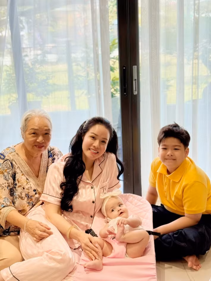 Con gái của Nhật Kim Anh xinh như búp bê. Hiện tại, nữ ca sĩ sống cùng con gái. Trong khi đó, con trai đầu lòng của Nhật Kim Anh ở cùng chồng cũ của nữ ca sĩ. Ảnh: FB Nhật Kim Anh.