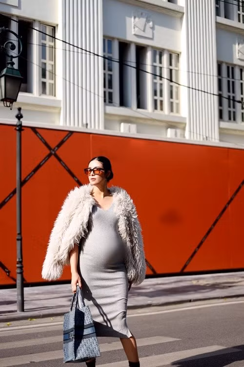 Ngọc Hân thực hiện bộ ảnh thời trang xuống phố nhân dịp 15 năm giành vương miện Hoa hậu Việt Nam. Ảnh: FB Ngọc Hân.