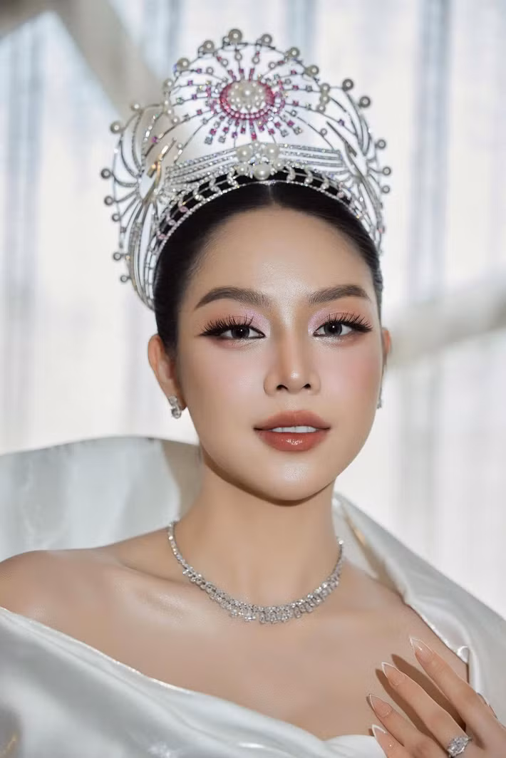 Nàng hậu chia sẻ về sự thay đổi của bản thân: "Nếu ai đó từng gặp một Thanh Thủy của những ngày đầu, hay lo lắng, rụt rè và dễ xúc động, có lẽ sẽ nhận ra Thủy của hiện tại bình tĩnh hơn, dạn dĩ hơn dù đôi lúc cảm giác hồi hộp quen thuộc vẫn còn ở đó". Ảnh: FB Thanh Thủy.