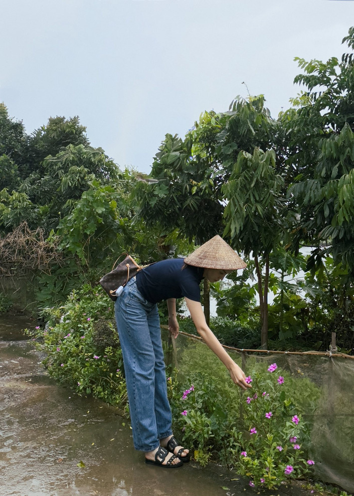 Kỳ Duyên đội mưa đi hái hoa. Ảnh: FB Kỳ Duyên.