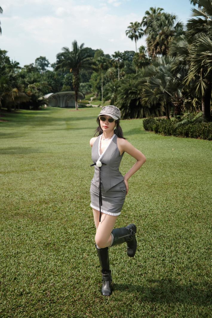 Nữ ca sĩ sinh năm 1997 được cho mạnh tay đầu tư về váy áo, trang điểm. Ảnh: FB Orange.