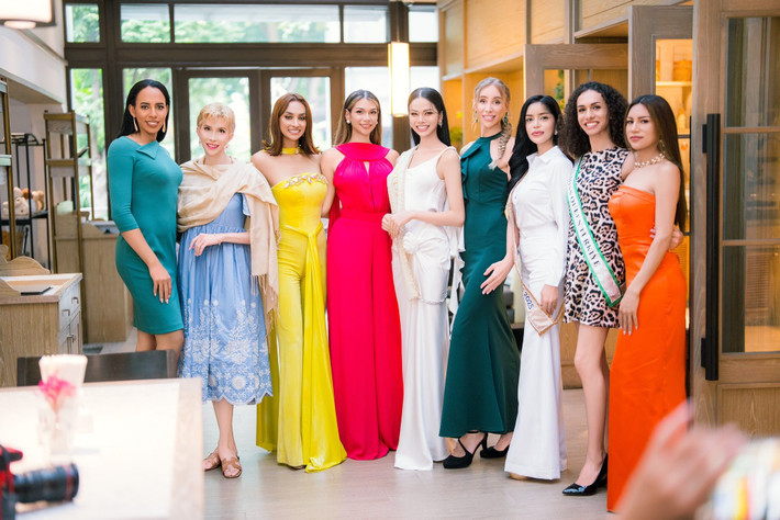 Đại diện Việt Nam nổi bật bên các đối thủ ở Hoa hậu Chuyển giới Quốc tế 2025. Ảnh: FB Hà Tâm Như.