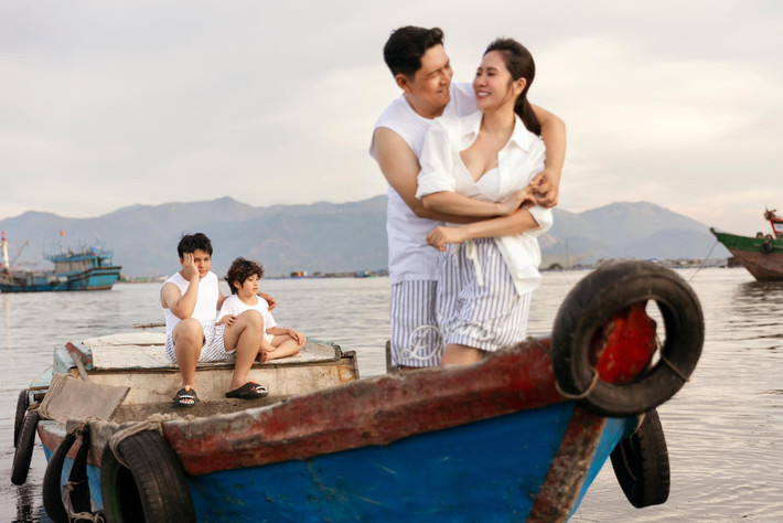 Sau 18 năm về chung một nhà, Thanh Thúy ngày càng thấu hiểu chồng. Trong khi đó, đạo diễn Đức Thịnh luôn âm thầm đứng sau, ủng hộ vợ cả trong công việc lẫn cuộc sống gia đình. Ảnh: FB Thanh Thúy.