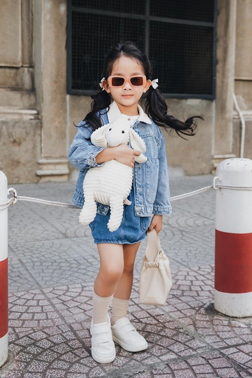 Bé MyMy biết cách tạo dáng trước ống kính máy ảnh. Ảnh: FB Đỗ Mạnh Cường.