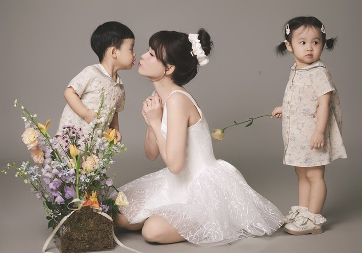 Loạt ảnh được thực hiện theo phong cách studio nhẹ nhàng, ghi lại những khoảnh khắc ngọt ngào giữa Sam và các con.