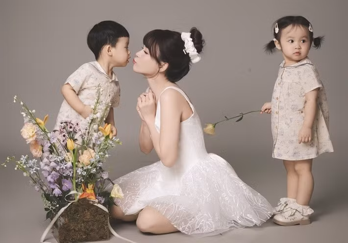 Loạt ảnh được thực hiện theo phong cách studio nhẹ nhàng, ghi lại những khoảnh khắc ngọt ngào giữa Sam và các con.