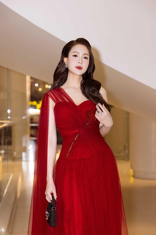 Phong cách thời trang sự kiện của Hồng Diễm được đánh giá cao. Cô chuộng trang phục có đường cắt tinh tế, đơn sắc. Ảnh: FB Hồng Diễm.