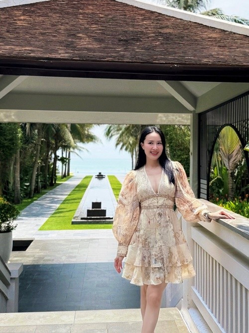 Khi du lịch, Hồng Diễm yêu thích váy áo điệu đà, gợi cảm. Ảnh: FB Hồng Diễm.