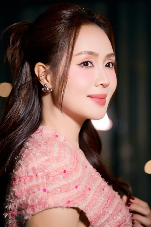 Hồng Diễm có nụ cười ngọt ngào, gương mặt tươi trẻ. Ảnh: FB Hồng Diễm.