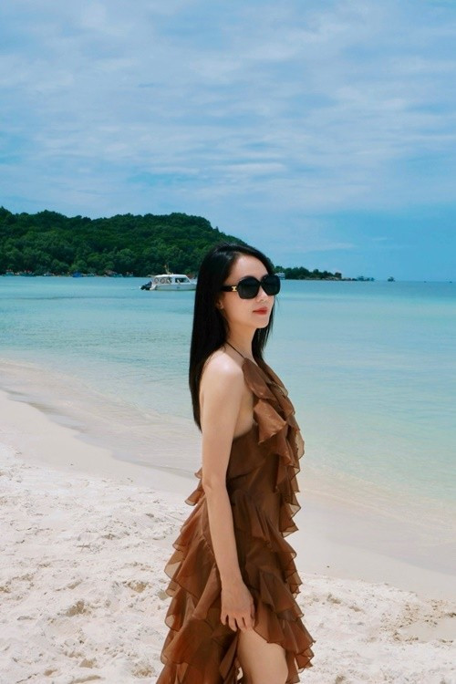 Nữ diễn viên phim Lằn ranh không hở bạo dù đi biển nhưng vẫn cuốn hút mọi ánh nhìn. Ảnh: FB Hồng Diễm.