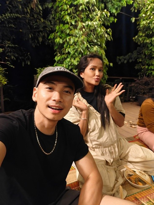 Tuấn Khôi thường xuyên lái xe từ TP HCM về Đắk Lắk để chăm sóc H'hen Niê. Ảnh: FB H'hen Niê.