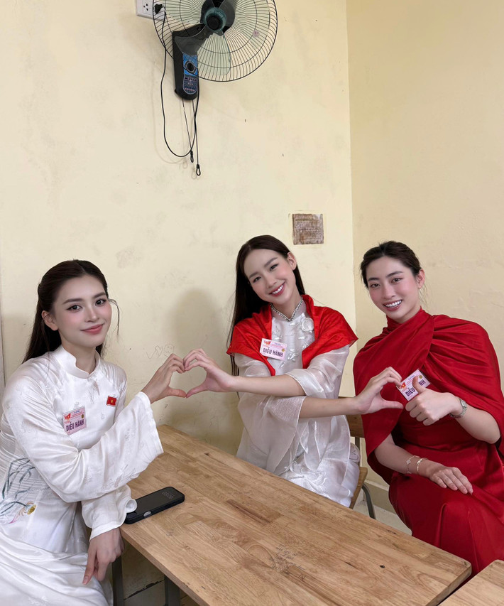 Các hoa hậu: Bảo Ngọc, Tiểu Vy và Lương Thuỳ Linh háo hức và sẵn sàng cho buổi tổng duyệt. Ảnh: FB Bảo Ngọc.