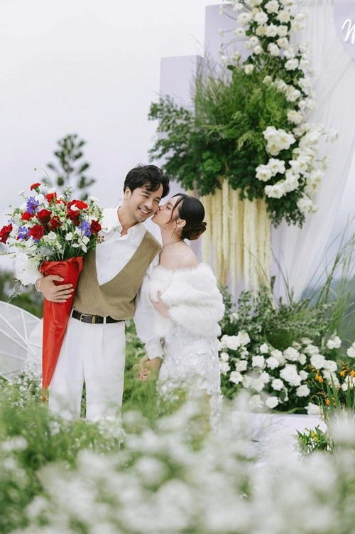 Nam diễn viên cầu hôn bạn gái kém anh 16 tuổi trong không gian ngập tràn hoa trắng. Ảnh: FB Đoàn Minh Tài.