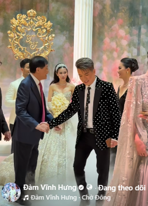 Đàm Vĩnh Hưng cũng là khách mời đám cưới Tiên Nguyễn. Nam ca sĩ viết trên trang cá nhân: "Chúc mừng đôi trai tài gái giỏi gái xinh Tiên Nguyễn và Justin! Hưng xin chúc mừng anh Johnathan Hạnh Nguyễn và chị Thủy Tiên”. Ảnh: FB Đàm Vĩnh Hưng.