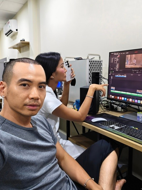 Nhiếp ảnh gia Tuấn Khôi rụng tóc nhiều khiến anh hay đội mũ trước đám đông. Để tự tin hơn, chồng Hoa hậu H'hen Niê cấy tóc. Diện mạo hiện tại của Tuấn Khôi được nhiều khán giả khen "thăng hạng". Ảnh: FB Tuấn Khôi.