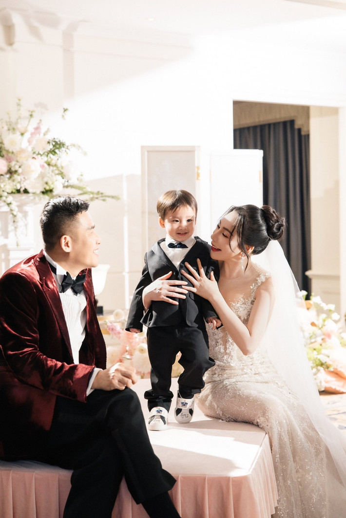 Hồ Quỳnh Hương chia sẻ trên Dân Việt, chồng cô là một người rất bình thường. "Anh ấy không giỏi, không giàu, không nổi tiếng… nhưng khi ở cạnh tôi cảm nhận được sự bình an", nữ ca sĩ bày tỏ.