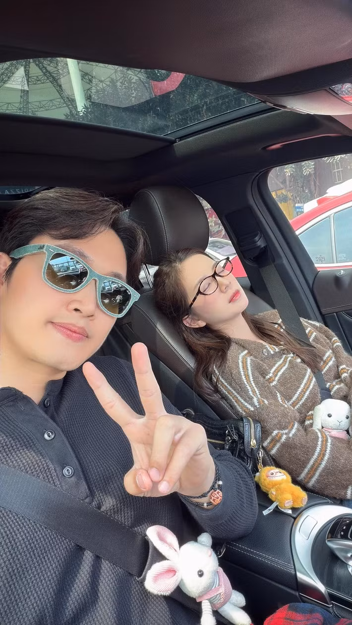 Cách xưng hô “em bé” nhưng pha chút trêu chọc của Đình Tú dành cho Ngọc Huyền khiến nhiều người bật cười, đồng thời cho thấy sự thoải mái, tự nhiên trong cách hai vợ chồng thể hiện tình cảm. Ảnh: FB Đình Tú.