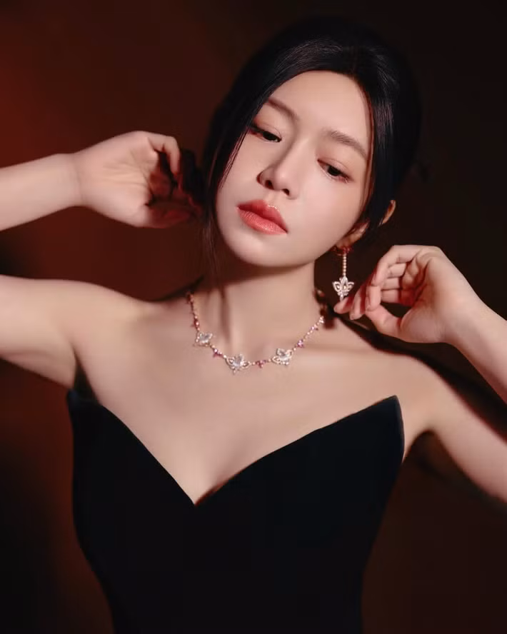 Nhan sắc của nữ diễn viên được nhận xét ngày càng thăng hạng, trẻ trung hơn tuổi thật, toát lên vẻ bình thản và tự tin của người phụ nữ đã đi qua biến cố. Ảnh: Instagram Trần Nghiên Hy