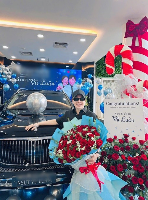 Nam nghệ sĩ cải lương tậu không ít xe sang. Ảnh: FB Vũ Luân.