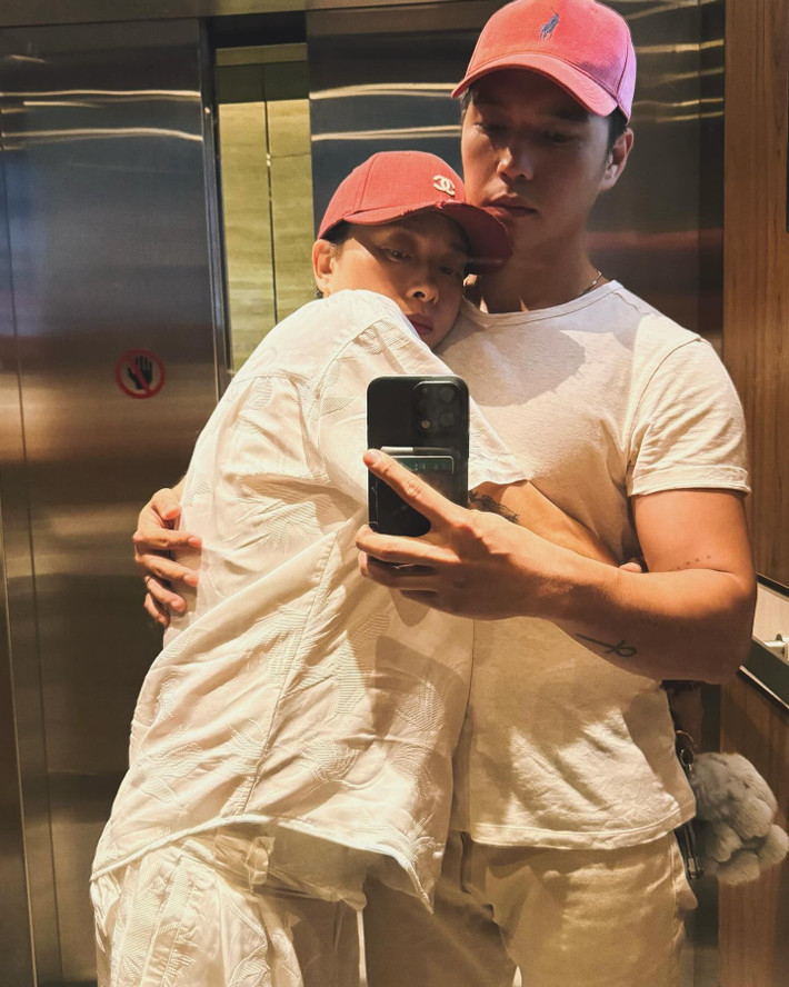 Huy Trần luôn ân cần chăm sóc Ngô Thanh Vân, hỗ trợ vợ trong các dự án. Có thể nói, vợ chồng Ngô Thanh Vân không chỉ là bạn đời mà còn là bạn đồng hành đúng nghĩa.