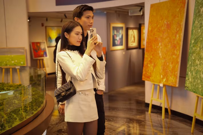 Hành trình yêu của cặp đôi trai tài gái sắc bắt đầu khi nam cầu thủ là người chủ động nhắn tin làm quen trước với vỏn vẹn hai chữ: "Hello em". Ảnh: FB Đoàn Văn Hậu.