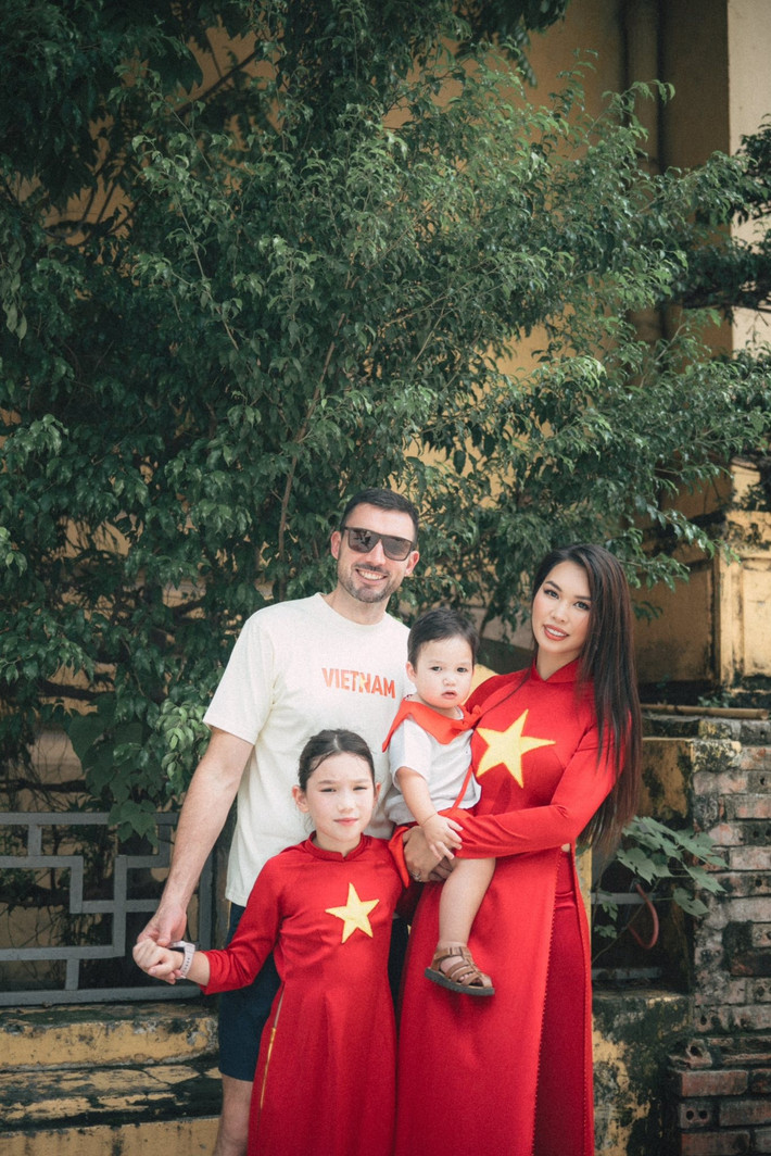 Vợ chồng nữ người mẫu còn thực hiện các bộ ảnh chào mừng đại lễ. Ảnh: FB Hà Anh.