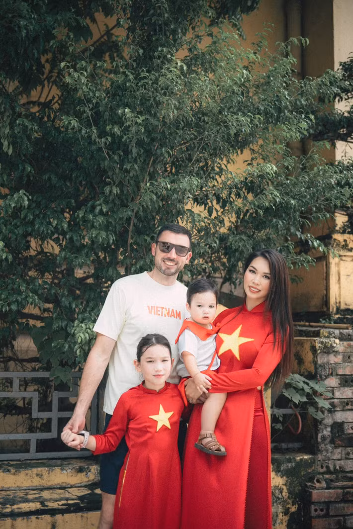 Vợ chồng nữ người mẫu còn thực hiện các bộ ảnh chào mừng đại lễ. Ảnh: FB Hà Anh.