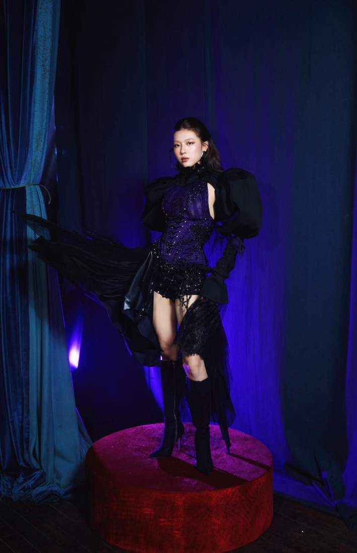 Không chỉ hoạt động trong lĩnh vực diễn xuất, Lamoon còn theo đuổi ca hát. Đạo diễn Nguyễn Quang Dũng từng nhận xét Lamoon sở hữu chất giọng ngọt ngào, lối hát tươi mới, dễ tạo thiện cảm với khán giả. Ảnh: FB Lamoon.